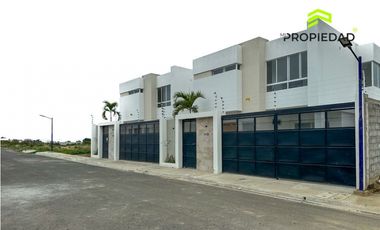 Casa en Venta al Sur de Manta 5 Dormitorios desde 176K Urb privada