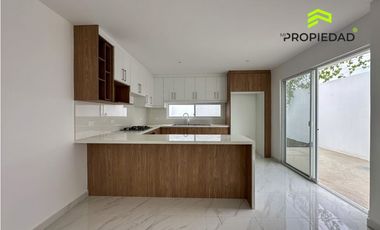 Casa en Venta al Sur de Manta 5 Dormitorios desde 176K Urb privada
