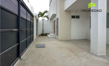 Casa en Venta al Sur de Manta 5 Dormitorios desde 176K Urb privada