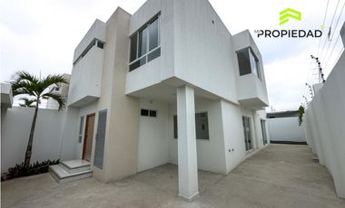 Casa en Venta al Sur de Manta 5 Dormitorios desde 176K Urb privada