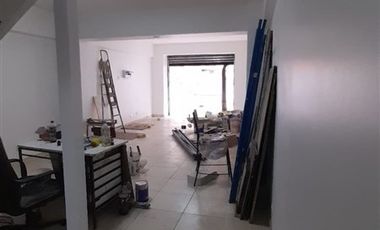 Local Comercial en Venta en Esplendido local comercial recién remodelado, con locomoción a la puerta, en Merced con San Antonio.