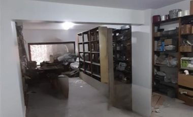 Local Comercial en Venta en Esplendido local comercial recién remodelado, con locomoción a la puerta, en Merced con San Antonio.