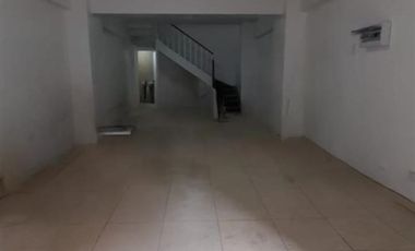Local Comercial en Venta en Esplendido local comercial recién remodelado, con locomoción a la puerta, en Merced con San Antonio.