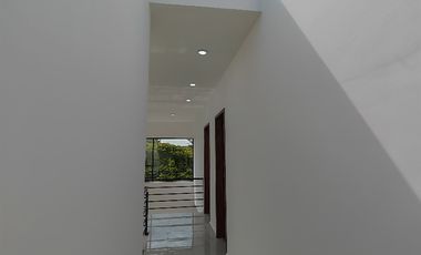 MODERNA CON ESPACIOS AMPLIOS !!