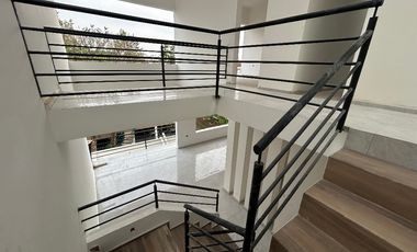 MODERNA CON ESPACIOS AMPLIOS !!