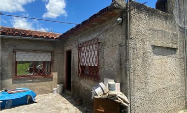 CASA con LOCAL en VENTA, Ripamonti al 3500,  Castelar Sur.