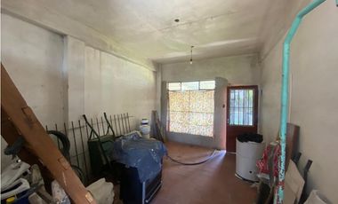 CASA con LOCAL en VENTA, Ripamonti al 3500,  Castelar Sur.