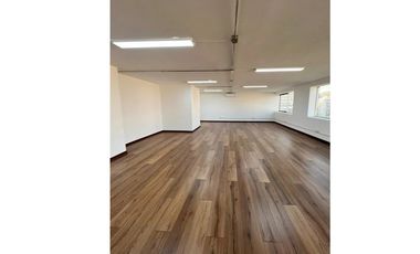 Oficina renovada en Providencia: ¡arrienda hoy!