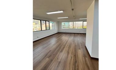 Oficina renovada en Providencia: ¡arrienda hoy!