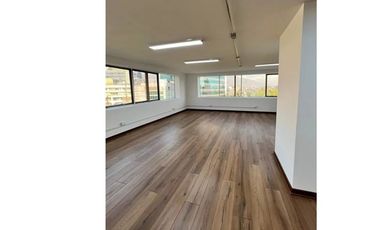 Oficina renovada en Providencia: ¡arrienda hoy!