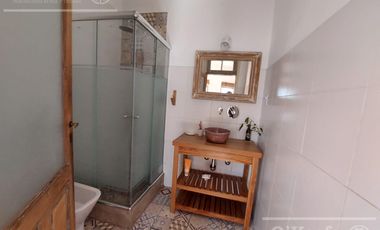Casa  en alquiler - 5 ambientes con cochera - Quilmes Oeste, inmejorable ubicacion.!!