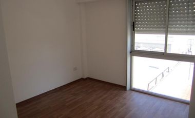 Excelente departamento de 2 ambientes al contrafrente. L. de Zamora Oeste.