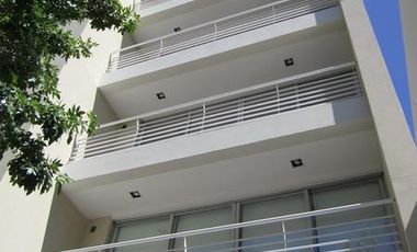 Excelente departamento de 2 ambientes al contrafrente. L. de Zamora Oeste.
