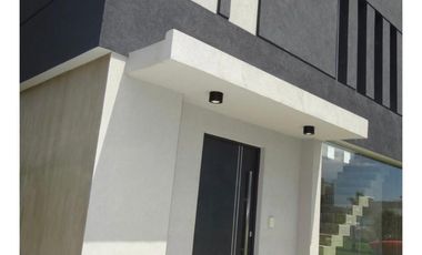 Casa 4 ambientes en 2 plantas en venta - Barrio Privado Las Golondrinas