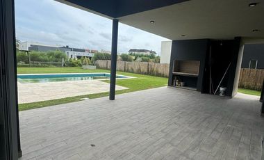 Casa 4 ambientes en 2 plantas en venta - Barrio Privado Las Golondrinas