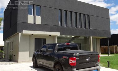 Casa 4 ambientes en 2 plantas en venta - Barrio Privado Las Golondrinas