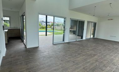 Casa 4 ambientes en 2 plantas en venta - Barrio Privado Las Golondrinas