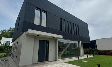 Casa 4 ambientes en 2 plantas en venta - Barrio Privado Las Golondrinas
