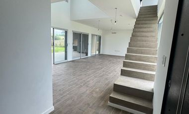 Casa 4 ambientes en 2 plantas en venta - Barrio Privado Las Golondrinas