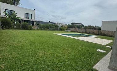 Casa 4 ambientes en 2 plantas en venta - Barrio Privado Las Golondrinas