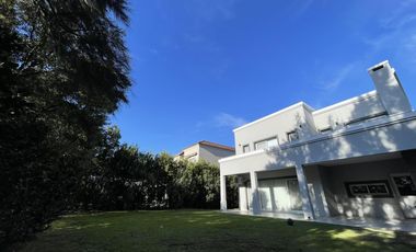 Casa moderna con muebles en alquiler en LOS SAUCES.
