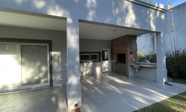 Casa moderna con muebles en alquiler en LOS SAUCES.