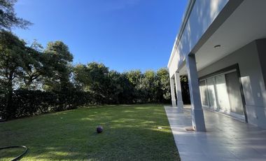 Casa moderna con muebles en alquiler en LOS SAUCES.