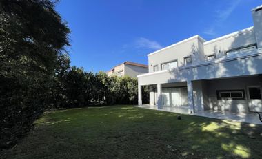 Casa moderna con muebles en alquiler en LOS SAUCES.