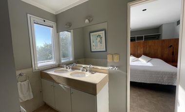 Casa moderna con muebles en alquiler en LOS SAUCES.