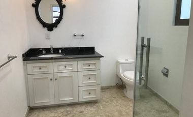 Venta o renta de casa en Club de Golf Los Encinos.