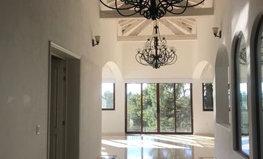 Venta o renta de casa en Club de Golf Los Encinos.