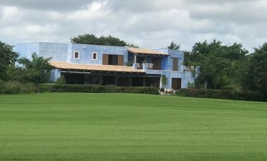 CASA EN VENTA EN EL YUCATAN COUNTRY CLUB, VISTA AL CAMPO DE GOLF