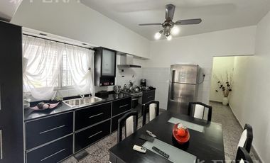 Venta de casa 3 ambientes con galpon y patio en Wilde