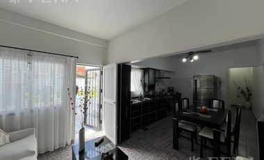 Venta de casa 3 ambientes con galpon y patio en Wilde