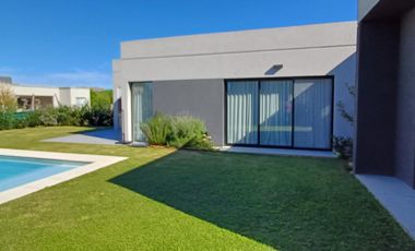 Casa en Venta 4 ambientes, en San Ramón, Pilar del Este