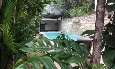 Departamento en venta 1 recamara en planta baja con jardín en Aldea Zama