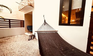 Departamento en venta 1 recamara en planta baja con jardín en Aldea Zama