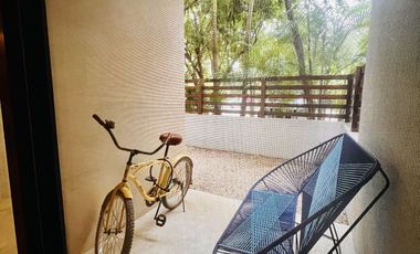 Departamento en venta 1 recamara en planta baja con jardín en Aldea Zama