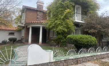 Casa en  Luján de Cuyo centro- a una cuadra de plaza departamental