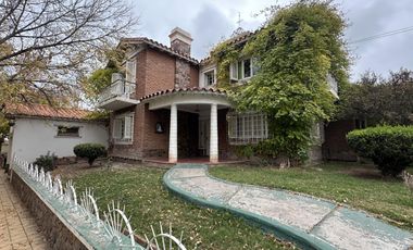 Casa en  Luján de Cuyo centro- a una cuadra de plaza departamental
