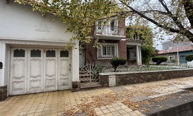 Casa en  Luján de Cuyo centro- a una cuadra de plaza departamental