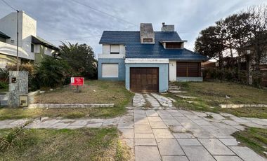 CASA VENTA BARRIO SAN RAFAEL MDA 4 AMB 1 CUADRA DEL MAR GAS NATURAL COCHERA PARRILLA