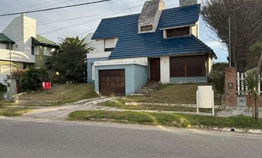CASA VENTA BARRIO SAN RAFAEL MDA 4 AMB 1 CUADRA DEL MAR GAS NATURAL COCHERA PARRILLA