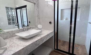RENTA de Casa AMUEBLADA en Col. Lomas del Valle, San Pedro Garza García