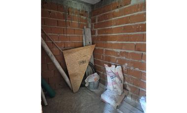 VENTA CASA DE 100 MTS A TERMINAR SOBRE LOTE DE 300 MTS EN CHAPADMALAL