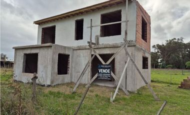 VENTA CASA DE 100 MTS A TERMINAR SOBRE LOTE DE 300 MTS EN CHAPADMALAL