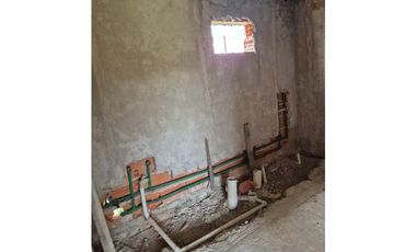 VENTA CASA DE 100 MTS A TERMINAR SOBRE LOTE DE 300 MTS EN CHAPADMALAL