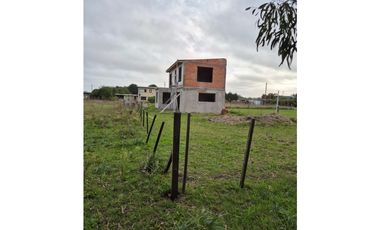 VENTA CASA DE 100 MTS A TERMINAR SOBRE LOTE DE 300 MTS EN CHAPADMALAL