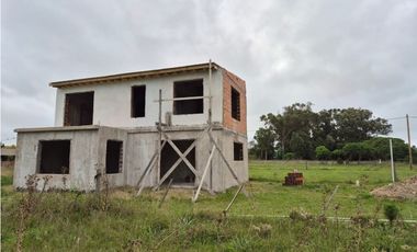 VENTA CASA DE 100 MTS A TERMINAR SOBRE LOTE DE 300 MTS EN CHAPADMALAL