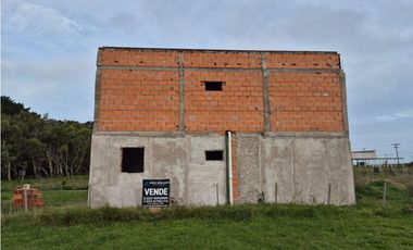 VENTA CASA DE 100 MTS A TERMINAR SOBRE LOTE DE 300 MTS EN CHAPADMALAL